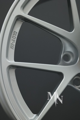 Wykonane na zamówienie koła BBS RI D dla BMW F10 M5 Alloy Competition